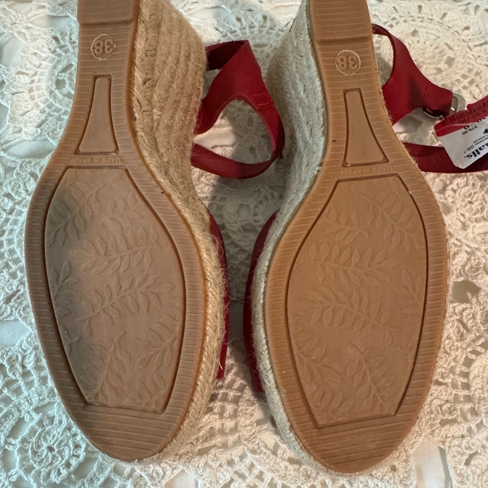 Elegant Red Wedge Sandals - Picture 4 of 4